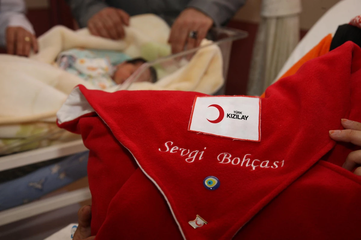 Türk Kızılay, "Sevgi Bohçası" ile yeni bebeği olan ihtiyaç sahibi ailelere destek oluyor