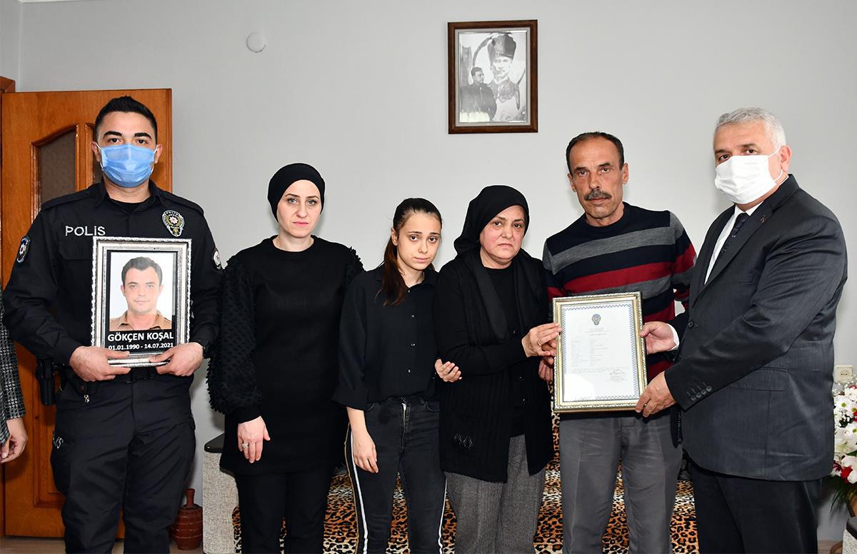 Vali Aziz Yıldırım şehit ailesine "şehitlik belgesi" verdi