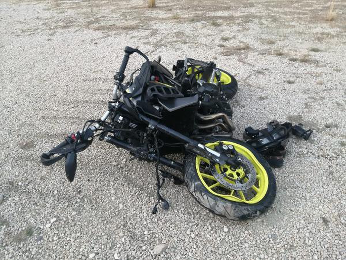 Virajlı yolda otomobil iki motosiklete çarptı: 3 yaralı