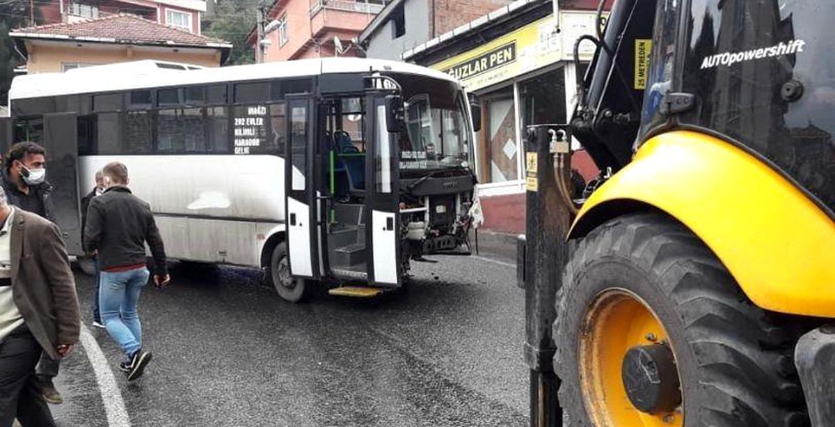 Yolcu otobüsü kepçeye çarptı