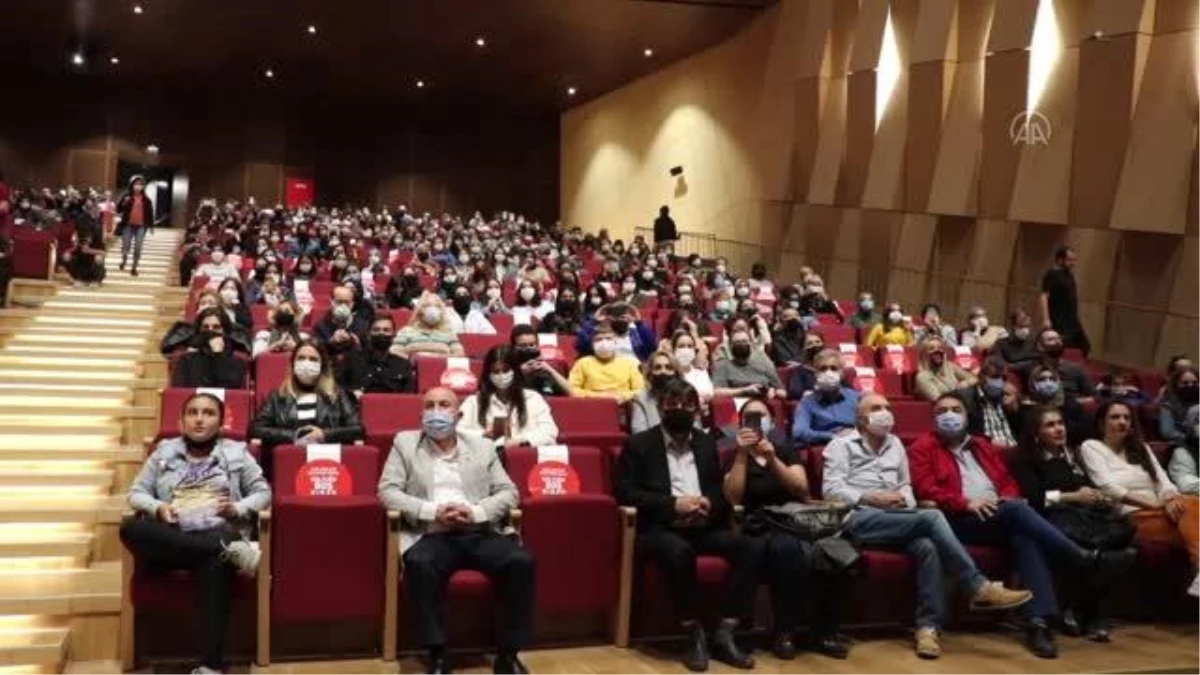 6. Uluslararası Denizli Cam Bienali\'nde sanatçılar cam eserleri "giyerek" sergiledi