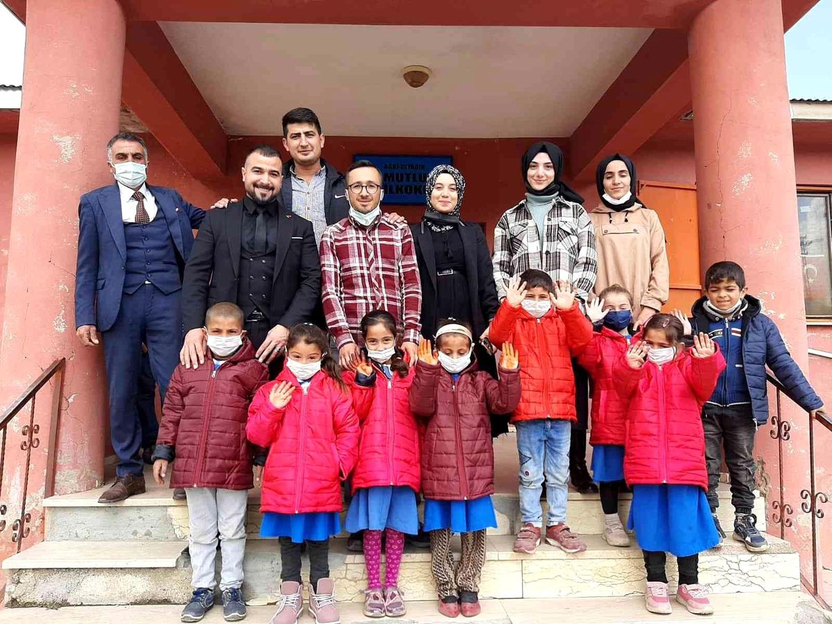 Ağrı\'da hayırseverlerden topladıkları yardımları ihtiyaç sahibi öğrencilere dağıttılar