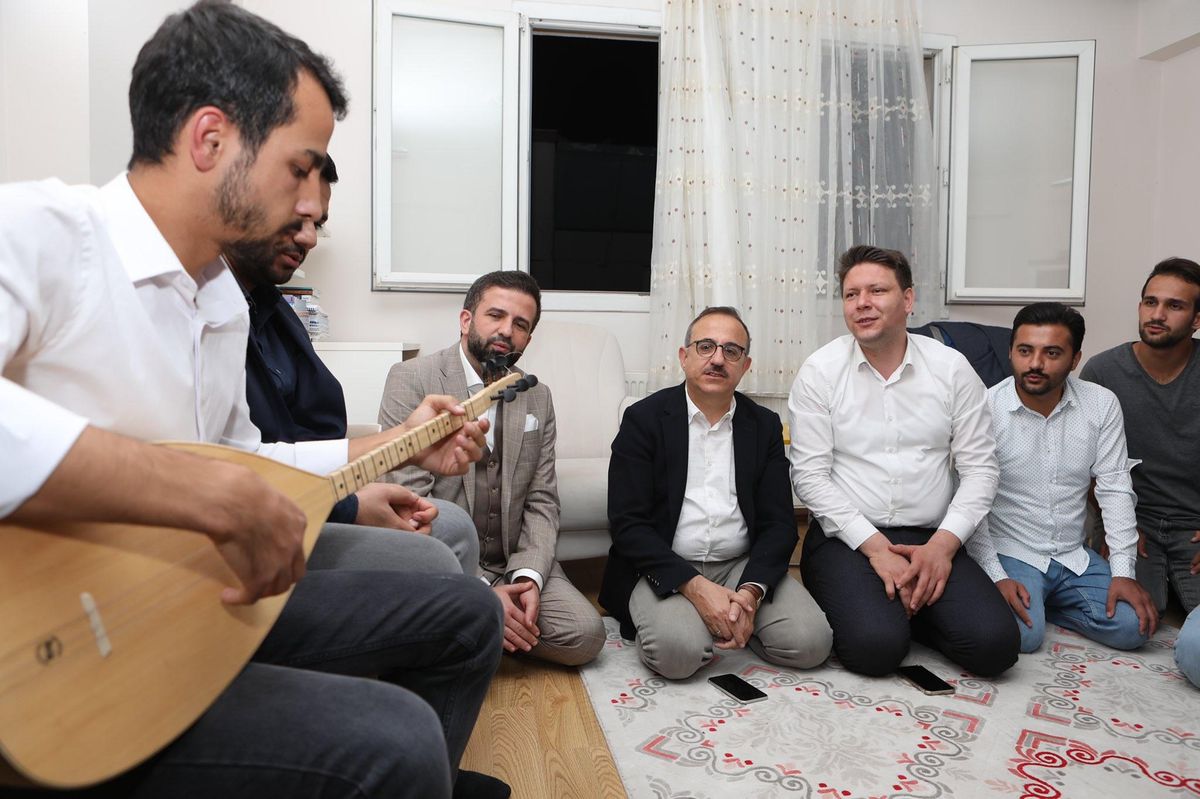 AK Parti İzmir İl Başkanı Sürekli, gençlerle bir araya geldi