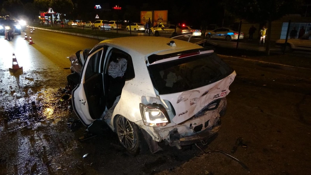 Son dakika haberi! Antalya\'da 4 kişinin yaralandığı kaza sonrası adeta can pazarı yaşandı