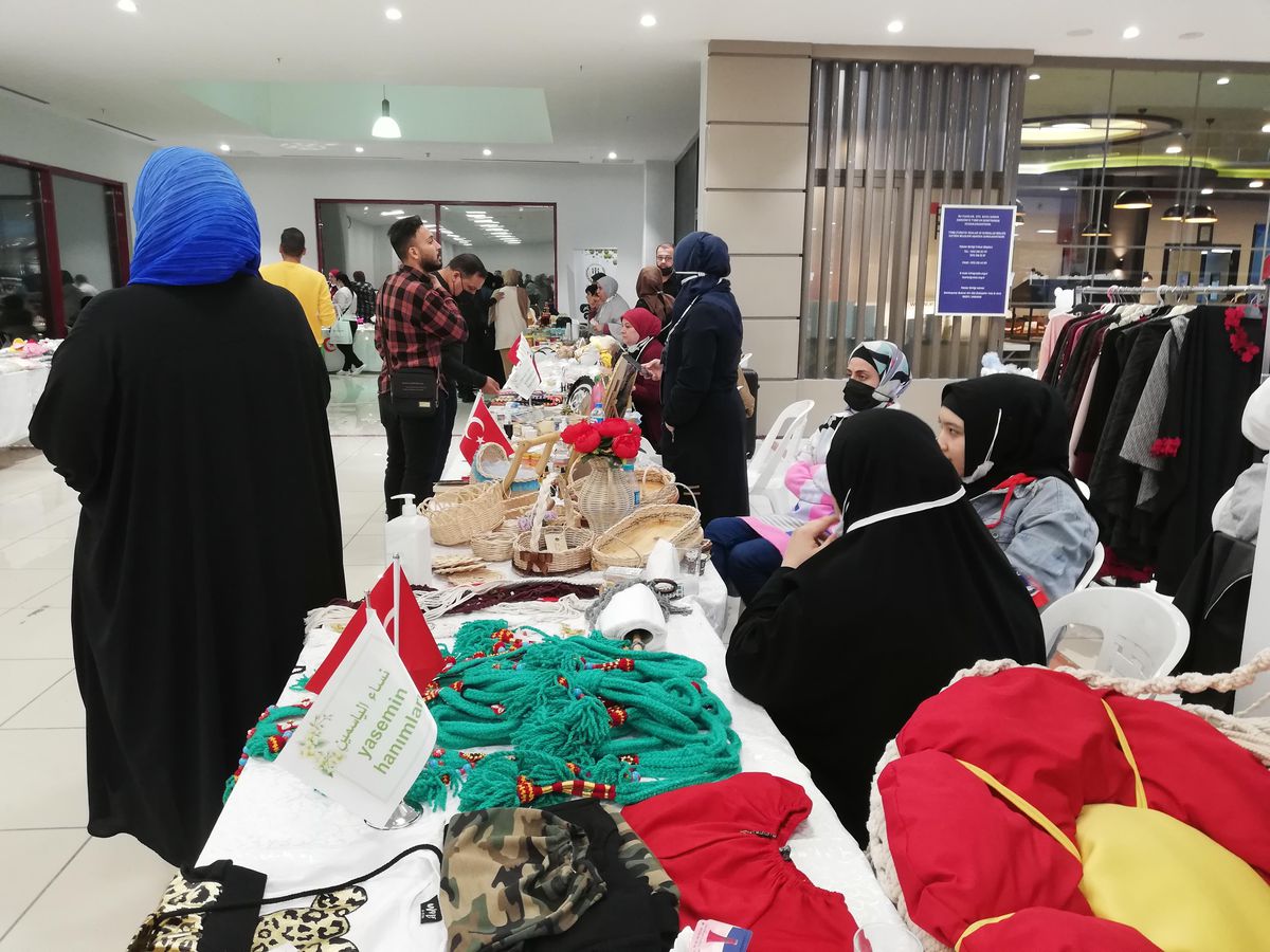 Arap kadınlar el emeği ürünlerini İstanbul\'daki kermeste sergiledi