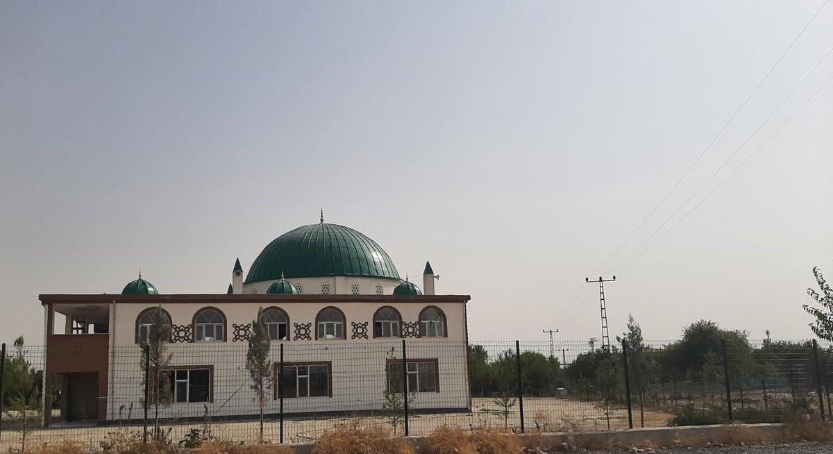 Bağlar Belediyesi kırsal mahallede inşa edilen cami ve taziye evine destek sundu