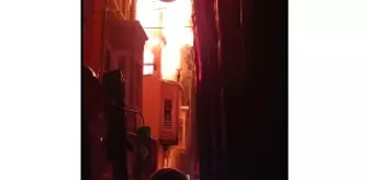 Balat'ta 4 katlı bina alev alev yandı
