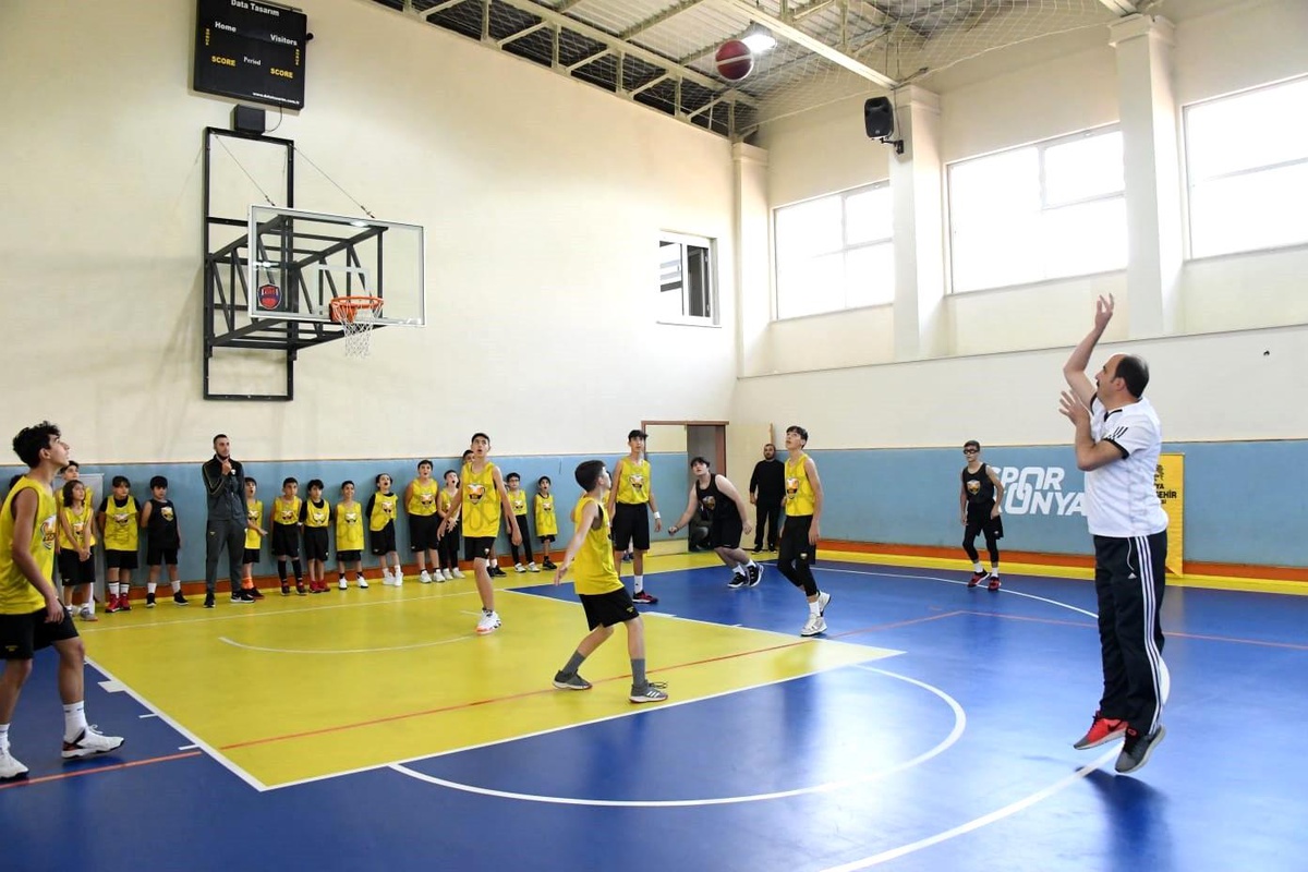 Başkan Altay Büyükşehir Belediyesporlu genç basketbolcularla buluştu