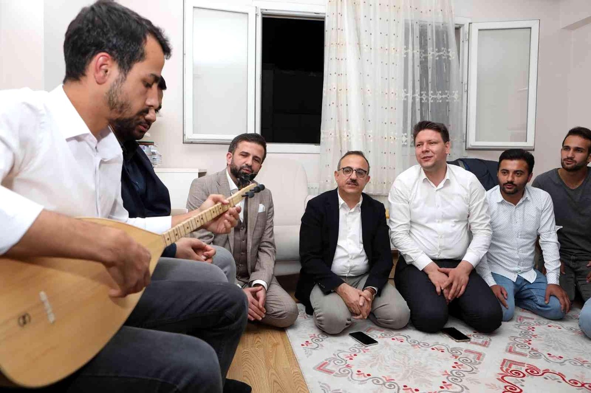 Başkan Sürekli\'den gençlerle türkülü sohbet
