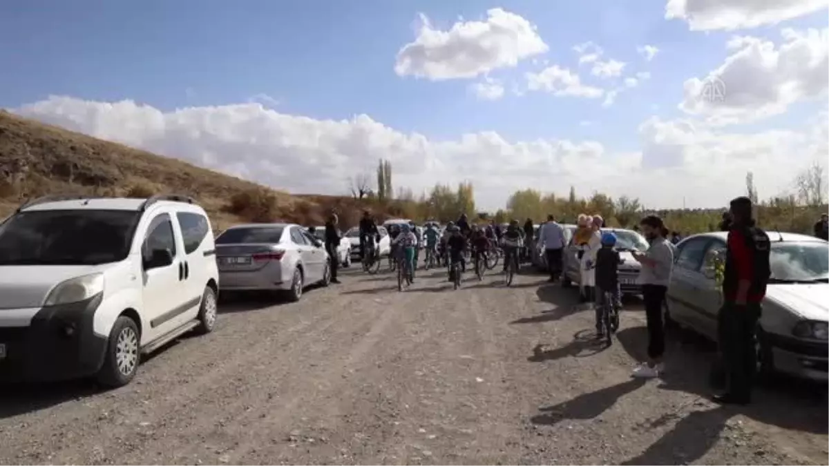 Çubuk\'ta öğrenci ve aileleri meyve ormanı oluşturmak için fidan dikti