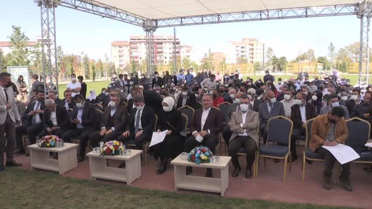 Depremde evleri hasar görenler için yapılan konutların dağıtımı sürüyor