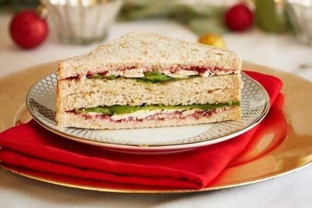 Kendisini böyle gösteriyor! Sandviç yerken kanser olduğunu öğrendi Kendisini böyle gösteriyor! Sandviç yerken kanser olduğunu öğrendi