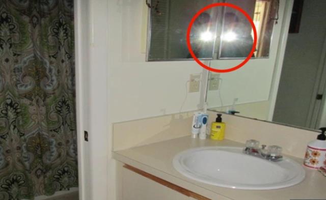 Satılık evinin banyosunda fotoğraf çekti! Aynada gördüğü adam nedeniyle dili tutuldu