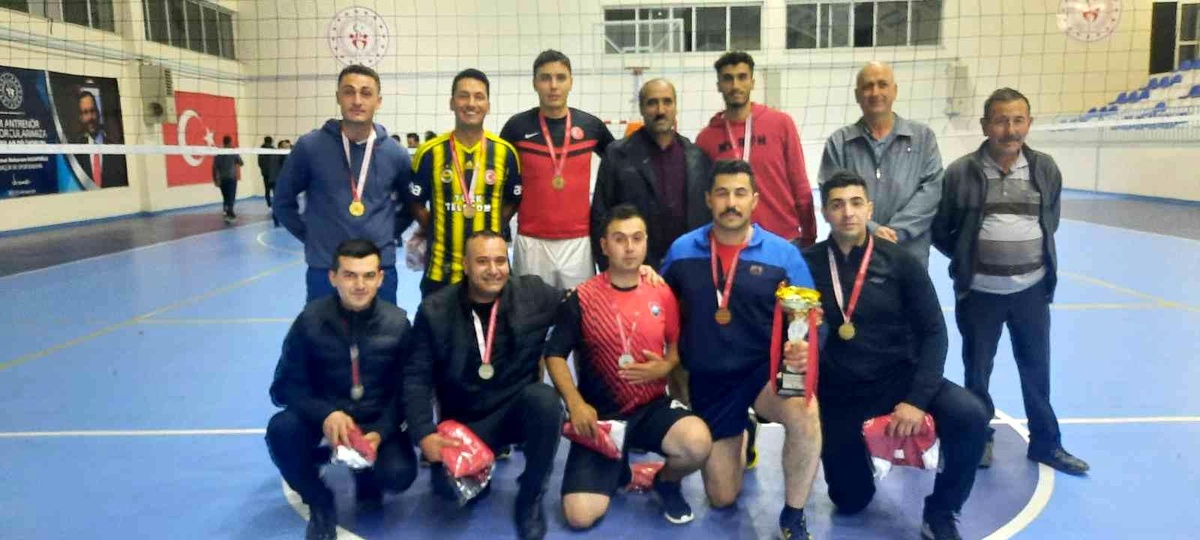 Eleşkirt\'te kurumlar arası voleybol turnuvası şampiyonu İlçe Jandarma takımı oldu