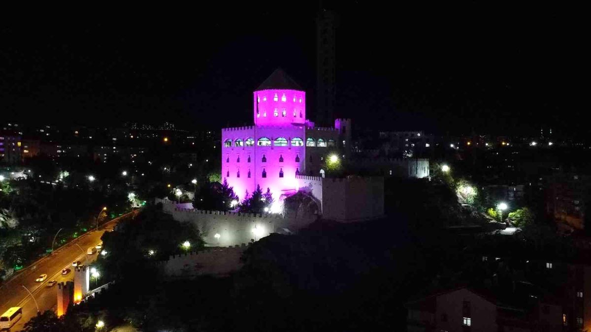 Estergon Kalesi\'nde pembe mesaj