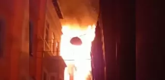 Fatih'te 4 katlı metruk bina alev alev yandı