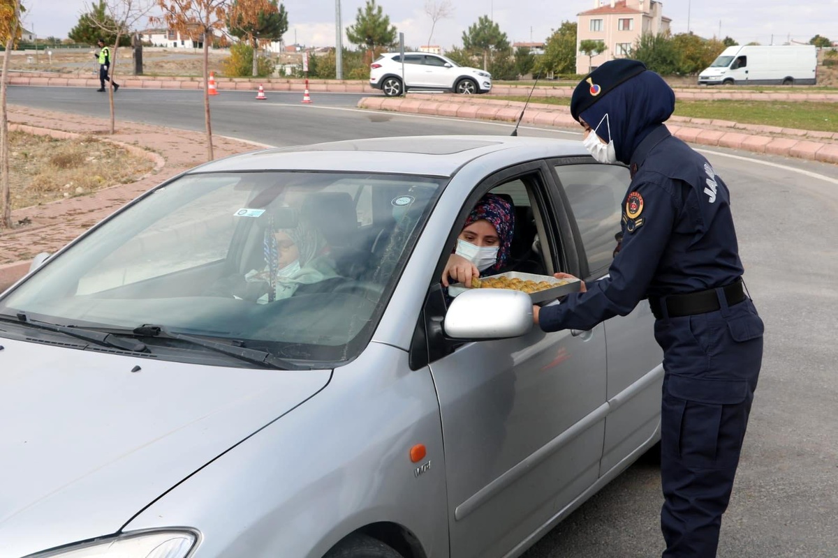 Son dakika haberleri | Jandarma\'dan vatandaşa baklavalı kandil kutlaması