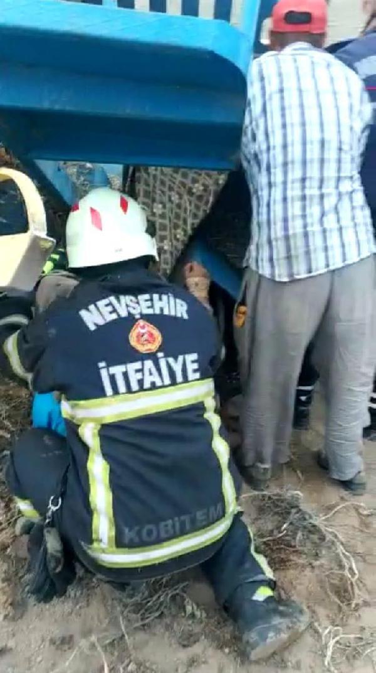 Kabak hasat makinesine sıkışan kadın ağır yaralandı
