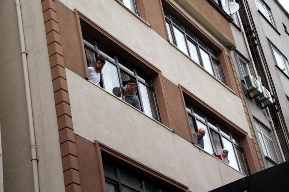 Kağıthane\'de iş yeri yangını vatandaşları sokağa döktü