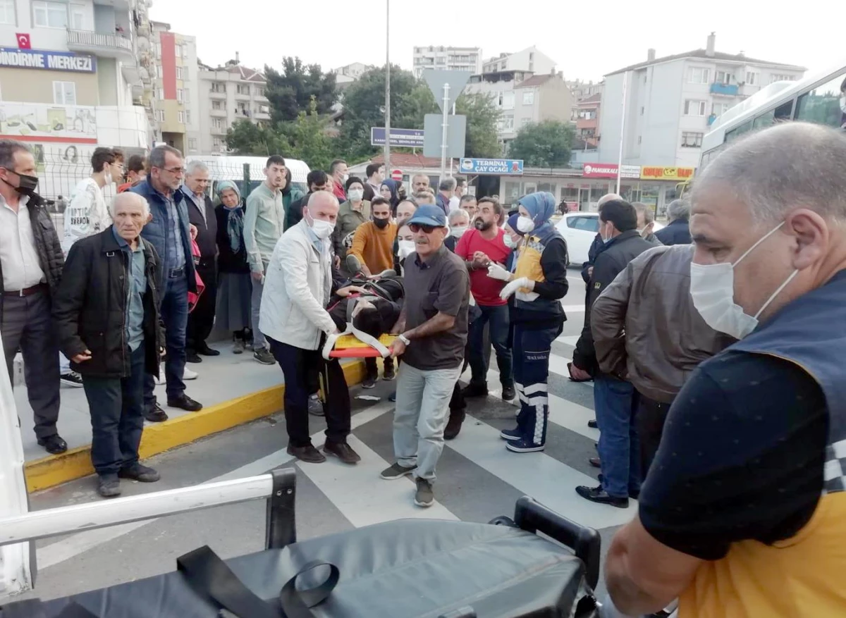 Karamürsel\'de özel halk otobüsüne binmeye çalışırken kaldırıma düşen genç yaralandı