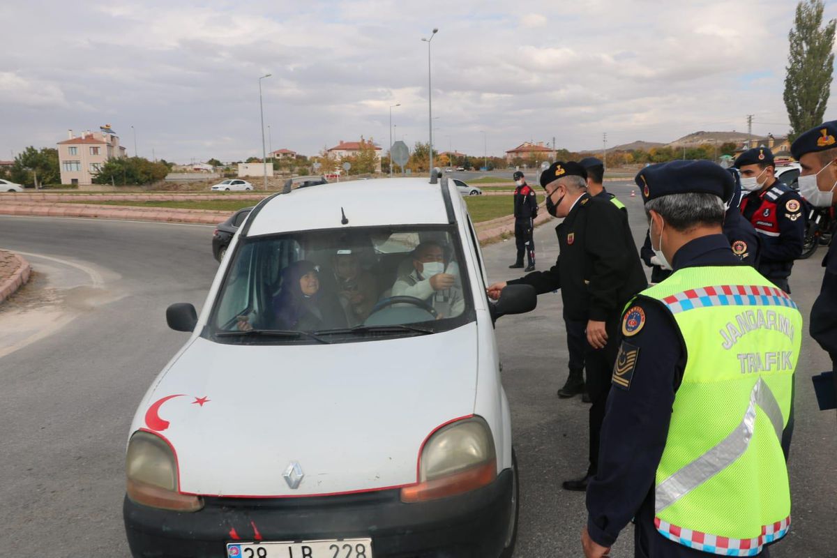 Kayseri\'de jandarma trafik kontrolünde baklava ve çikolata ikram etti
