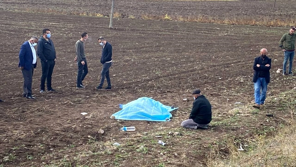 Kazada ölen kızının başından ayrılmayan baba, yürek parçaladı