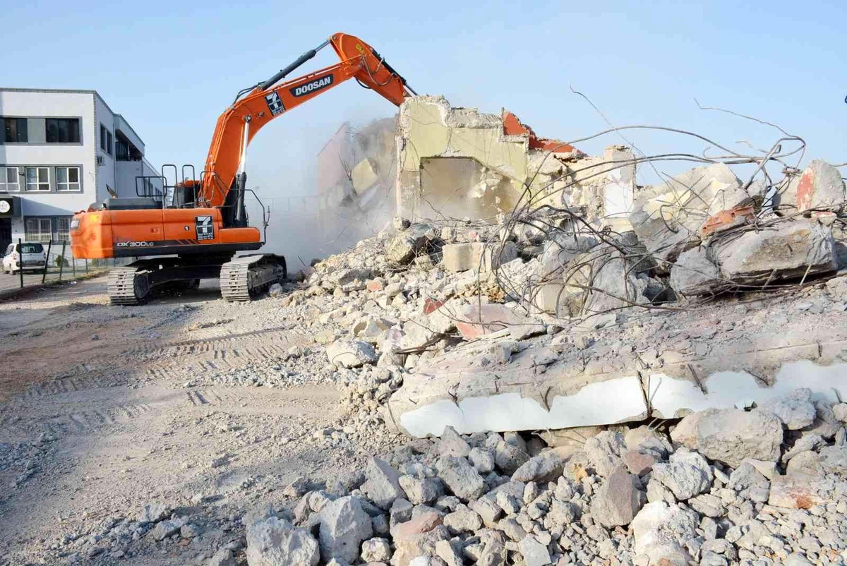 Kızıltepe\'de 45 yıllık tribün yıktırıldı, yerine yenisi yapılıyor