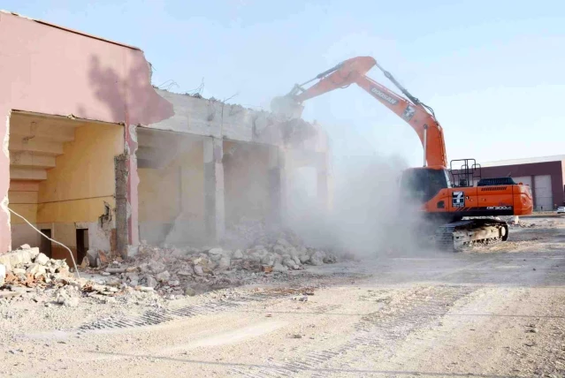 Kızıltepe'de 45 yıllık tribün yıktırıldı, yerine yenisi yapılıyor