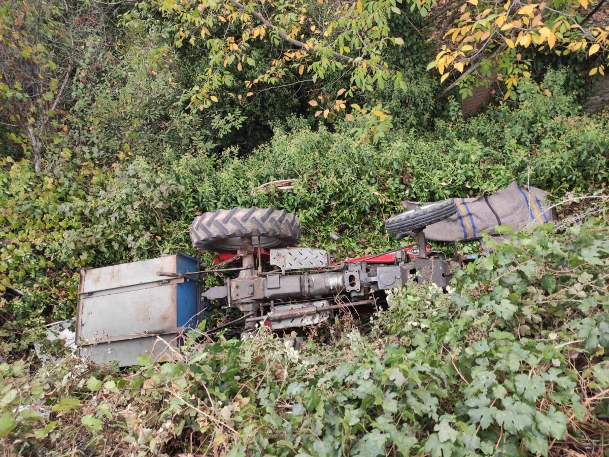 Manisa\'da traktörün devrildiği kazada sürücü öldü, bir kişi yaralandı