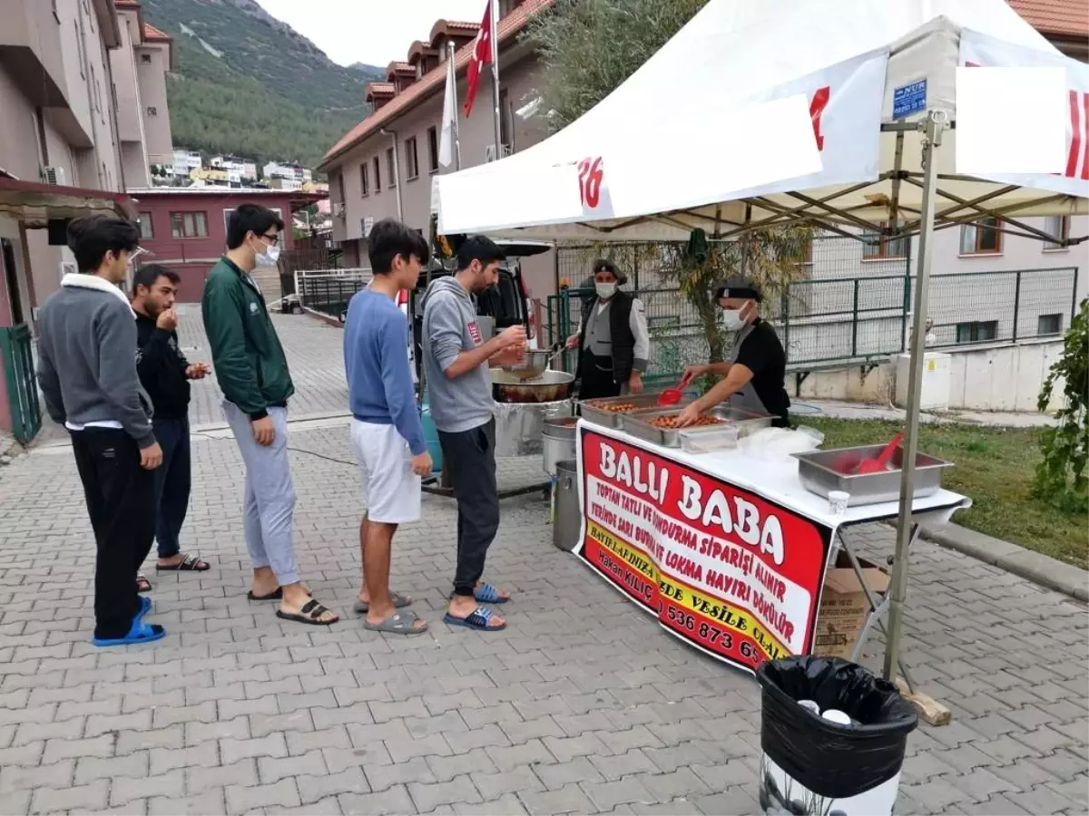 Mevlid Kandilinde lokma dağıtıldı