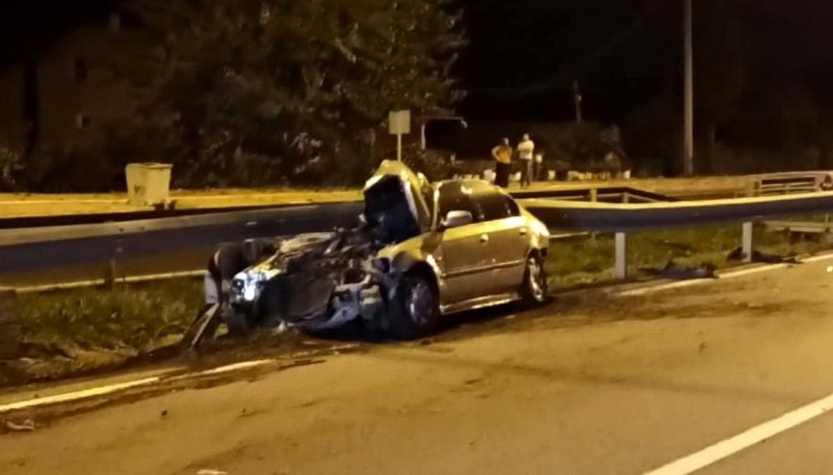 Otomobil bariyerlere çarptı: 2 yaralı