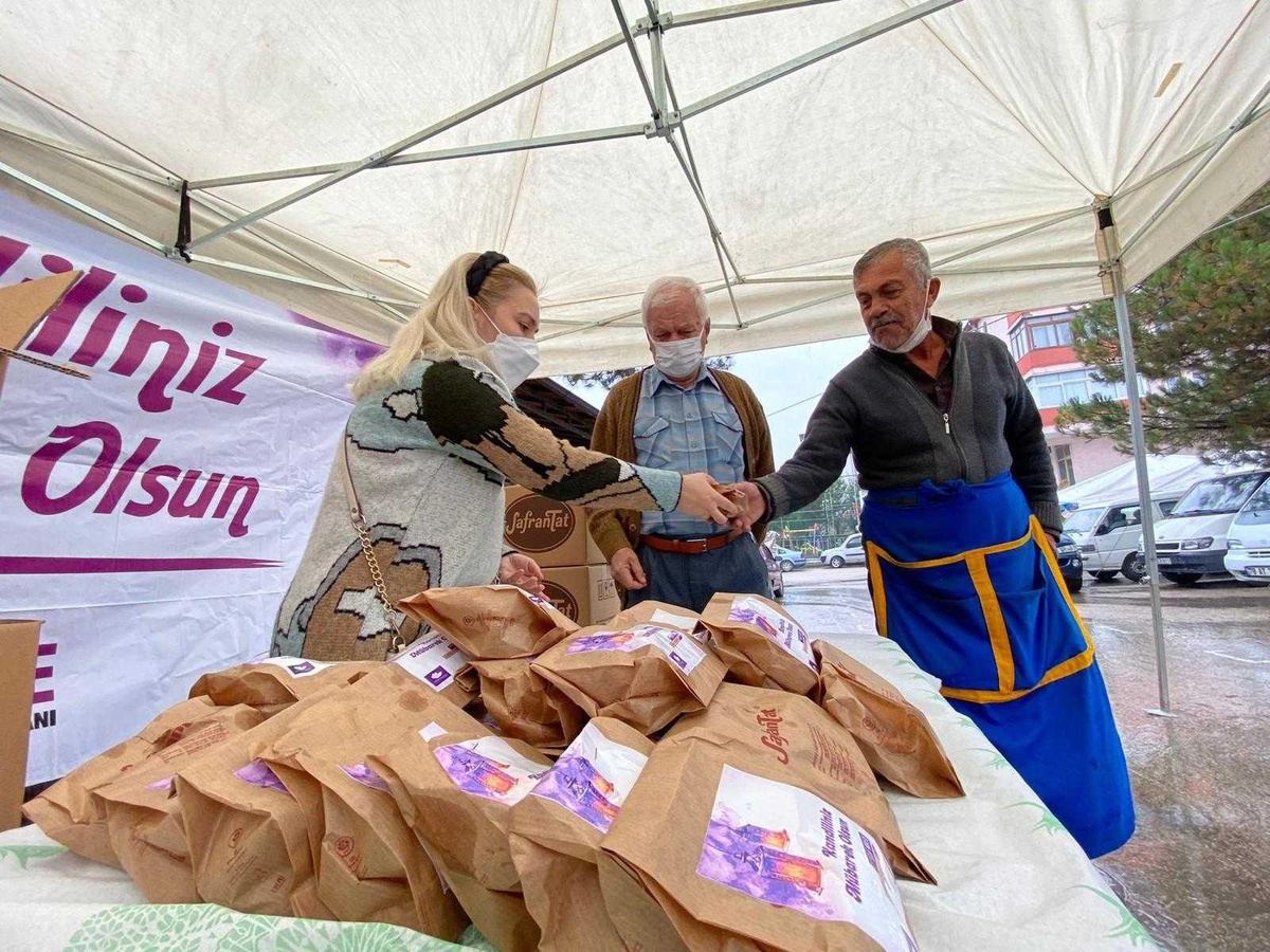 Safranbolu Belediyesinden vatandaşlara kandil simidi ikramı