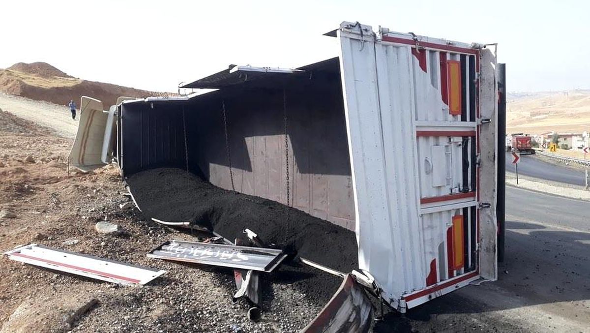 Şırnak-Cizre karayolunda kömür yüklü tır devrildi