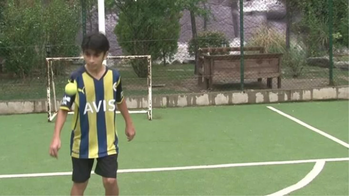 12 yaşındaki Pendikli Ahmet Emin, 120 kez tenis topunu sektiren Messi\'nin rekorunu kırdı