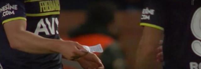Trabzonspor-Fenerbahçe maçında dikkat çeken görüntü! Futbolcular not kağıdını elden ele dolaştırdı