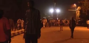 Sudan'da hükümet karşıtları Cumhurbaşkanlığı önünde süresiz oturma eylemi başlattı (2)