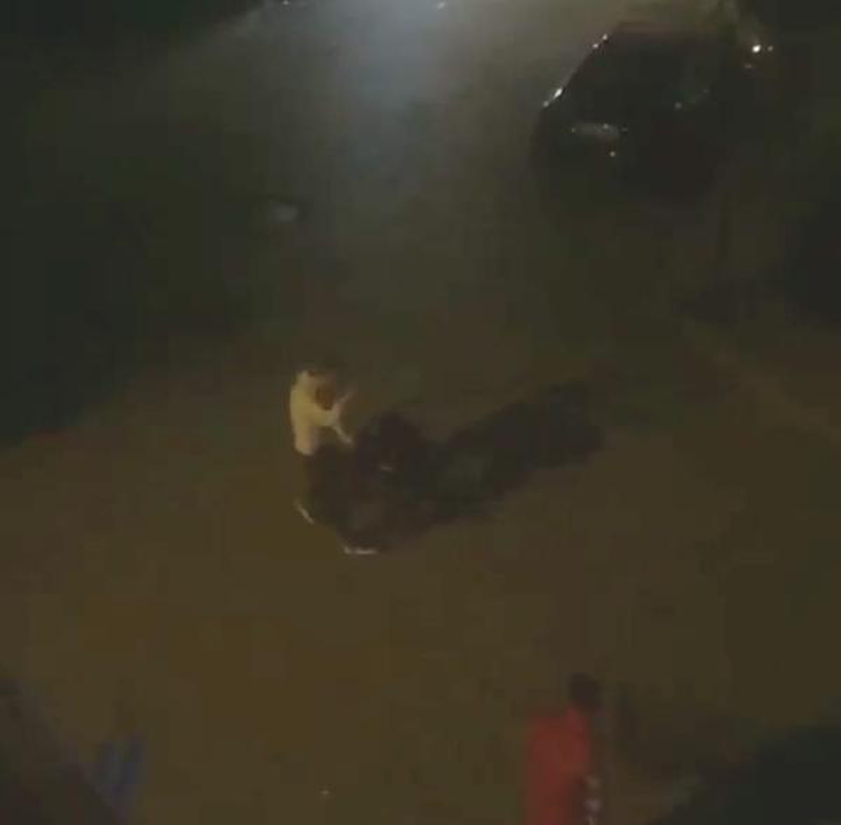 Sultangazi\'de zihinsel engelli genci darbeden kişi kamerada