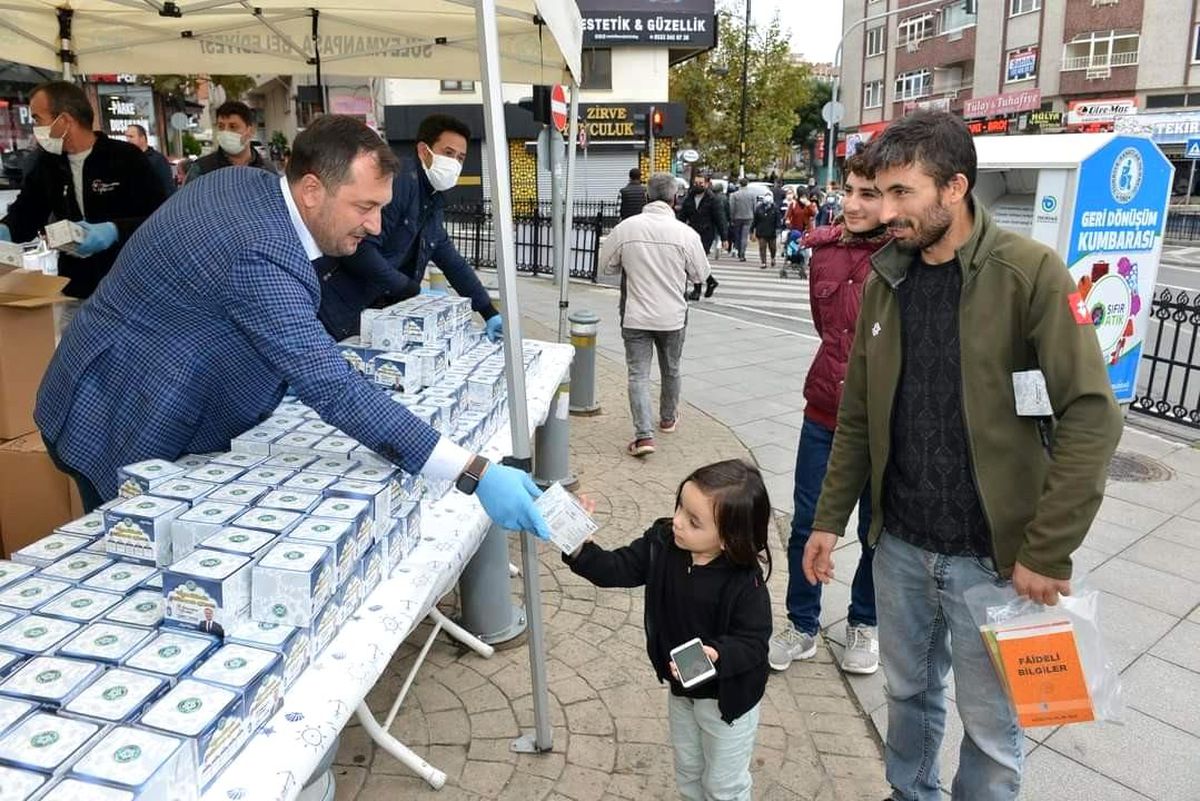 Tekirdağ\'da vatandaşlara kandil simidi ikram edildi