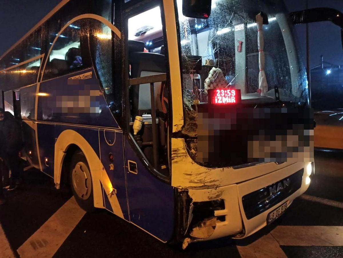 TEM\'de yolcu otobüsü ile otomobil çarpıştı: 2 yaralı