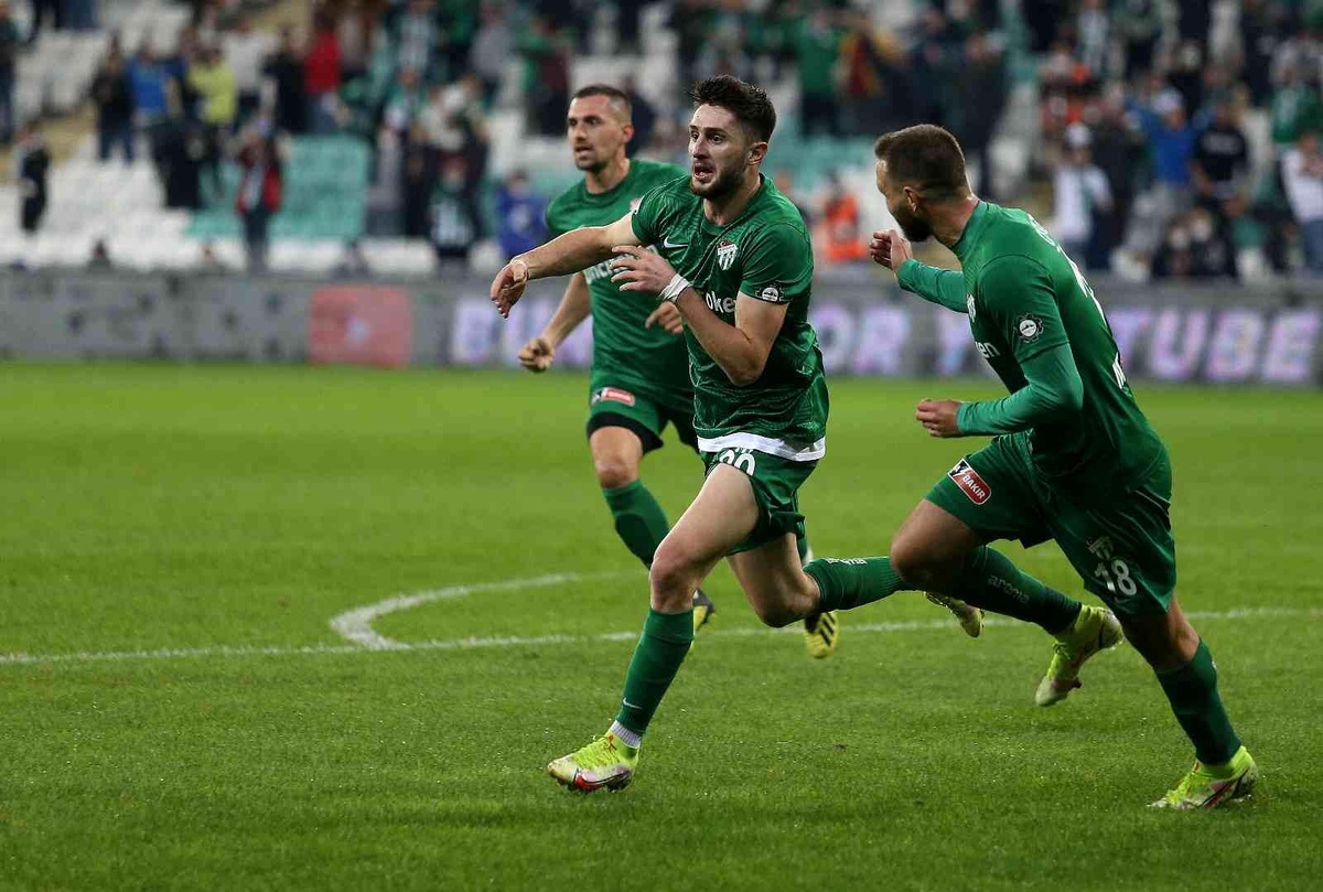 TFF 1. Lig: Bursaspor: 2 Boluspor: 0 (İlk yarı sonucu)