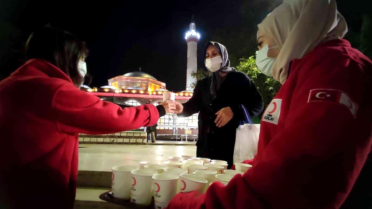 Türk Kızılay Manisa Şubesinden Mevlid Kandilinde çorba ikramı