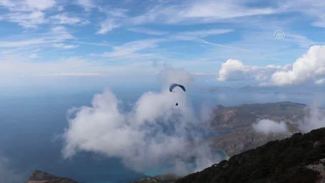 Yamaç paraşütünün en iyi akrobasi pilotları Fethiye'de buluşacak