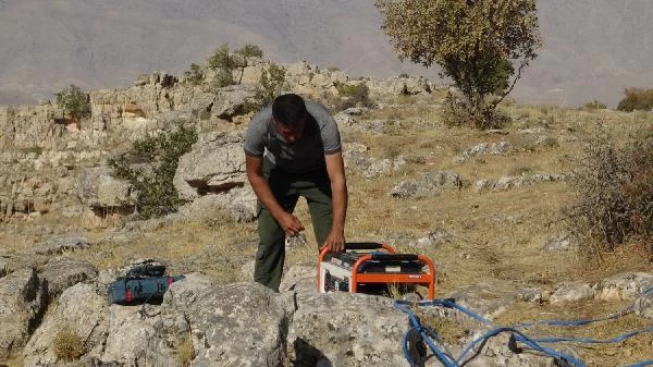 En sarp kayanın tepesine 150 metre tırmandı! Topladığı balı Cumhurbaşkanı Erdoğan'a götürecek