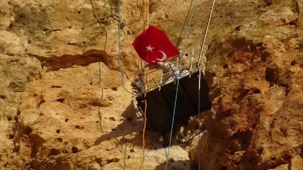 En sarp kayanın tepesine 150 metre tırmandı! Topladığı balı Cumhurbaşkanı Erdoğan'a götürecek