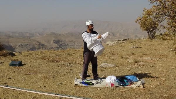 En sarp kayanın tepesine 150 metre tırmandı! Topladığı balı Cumhurbaşkanı Erdoğan'a götürecek