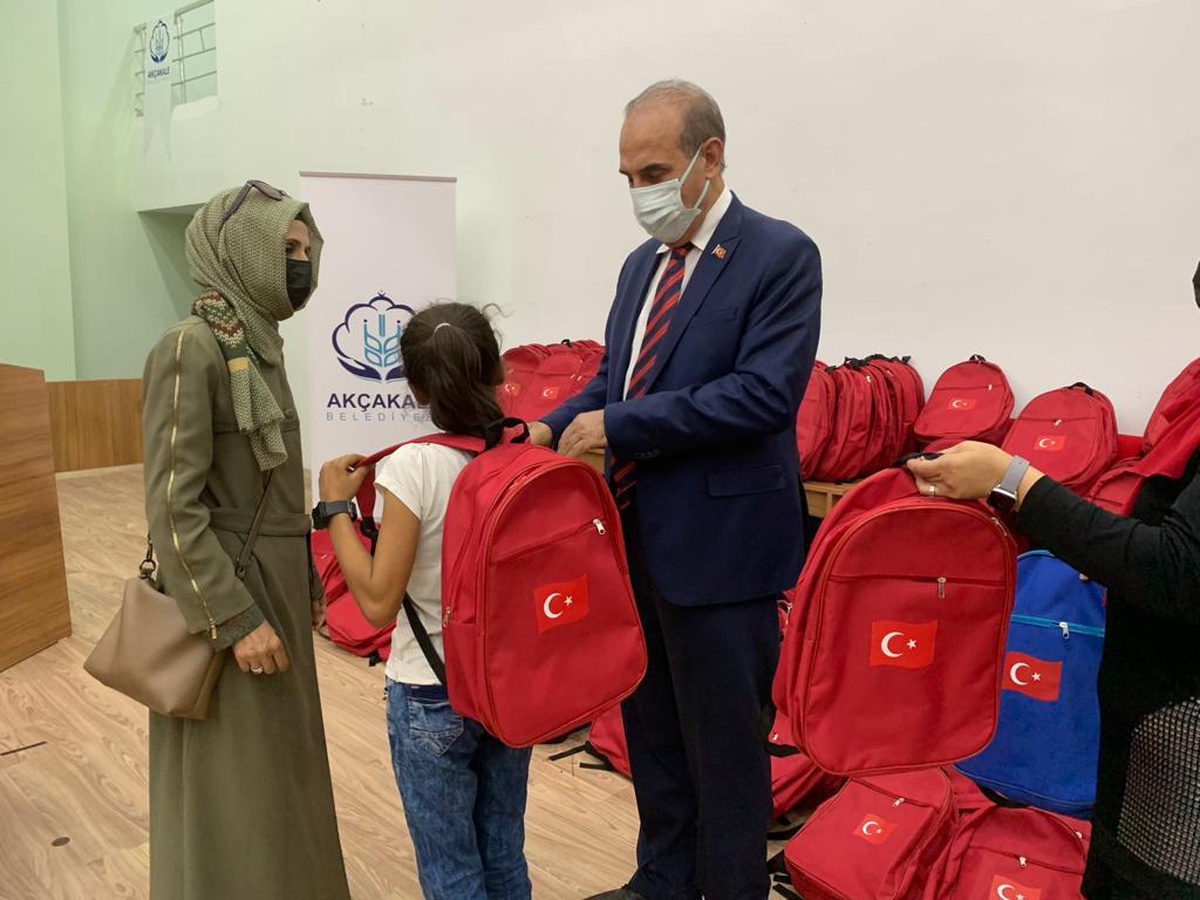 Akçakale\'de 300 öğrenciye kırtasiye malzemesi yardımı yapıldı
