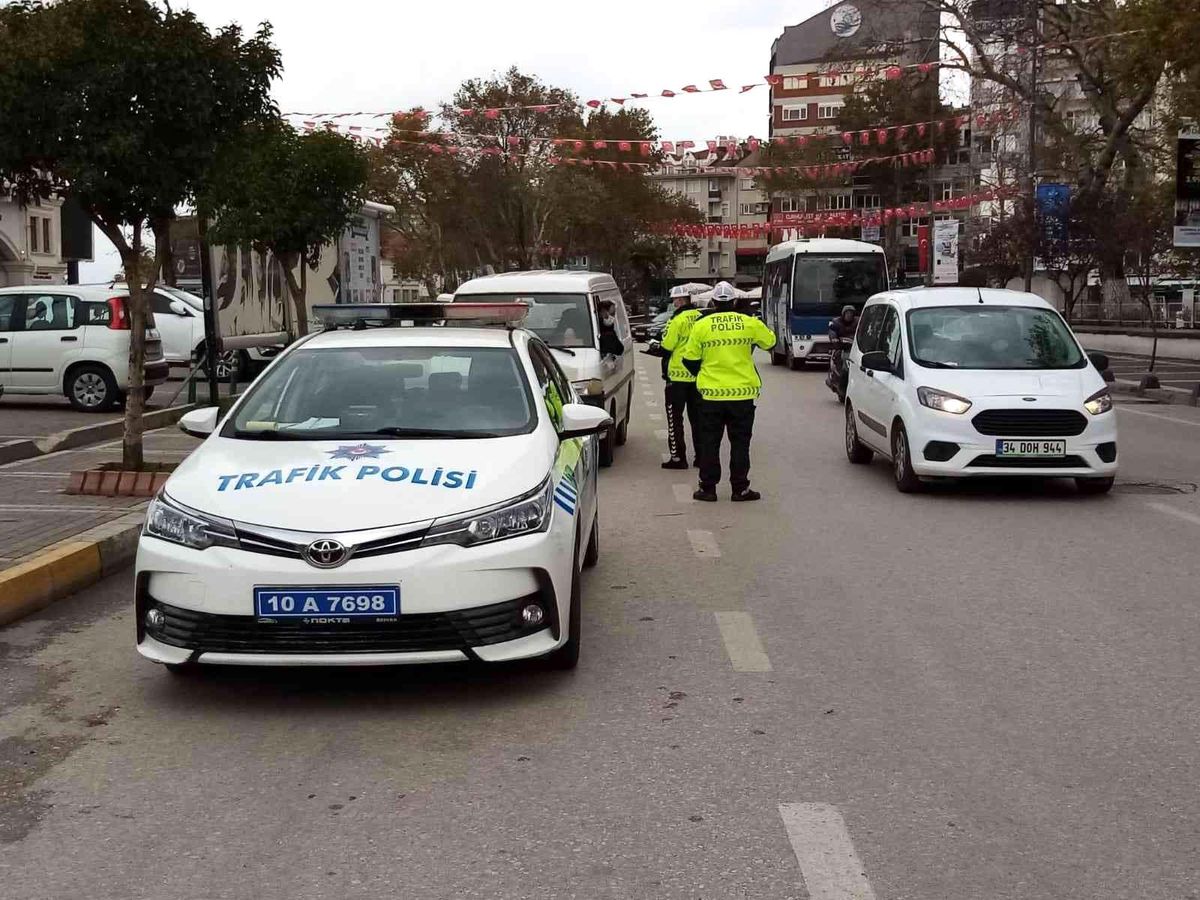 Bandırma\'da trafik araçları denetlendi