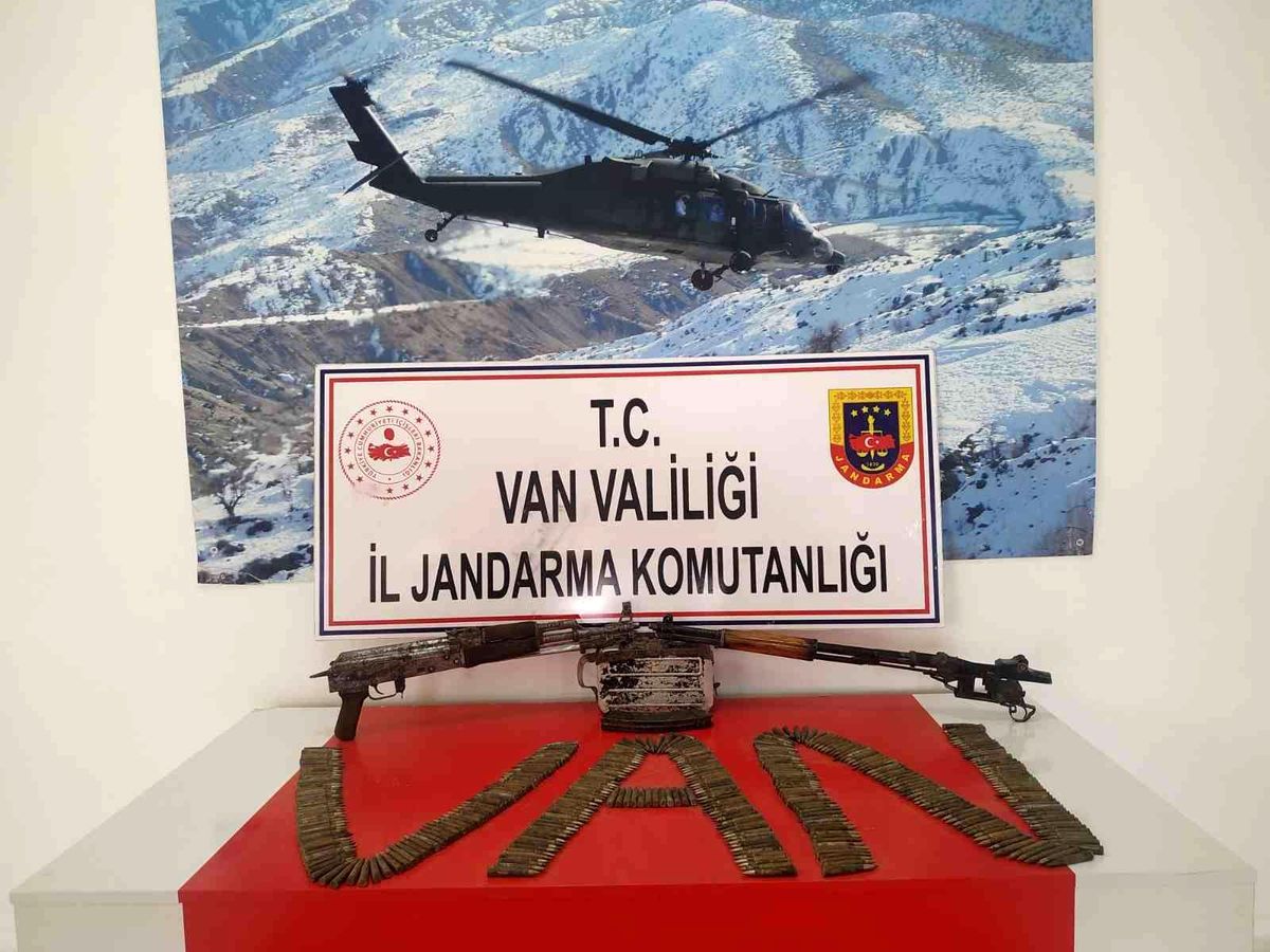 Başkale\'de silah ve mühimmat ele geçirildi