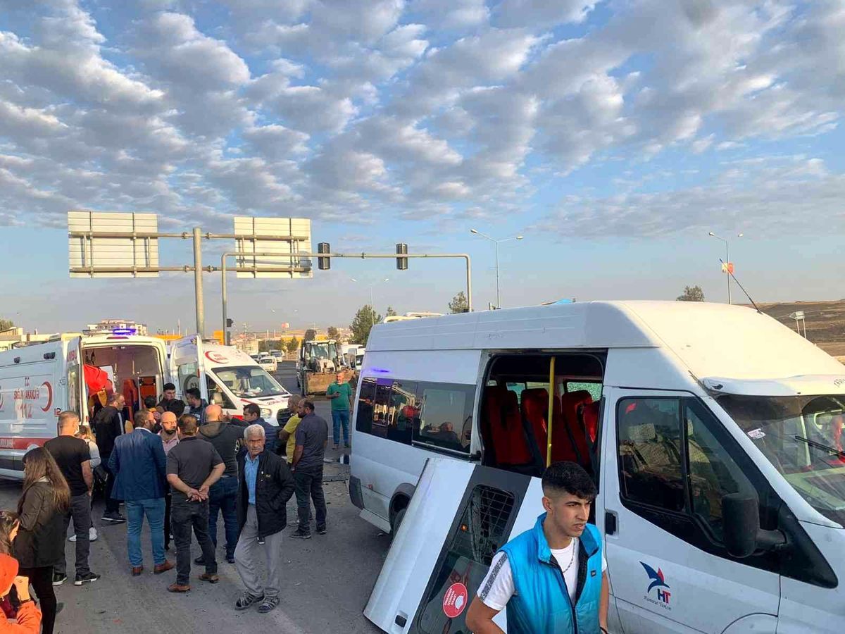 Batman\'da işçileri taşıyan servis aracı kaza yaptı: 10 yaralı