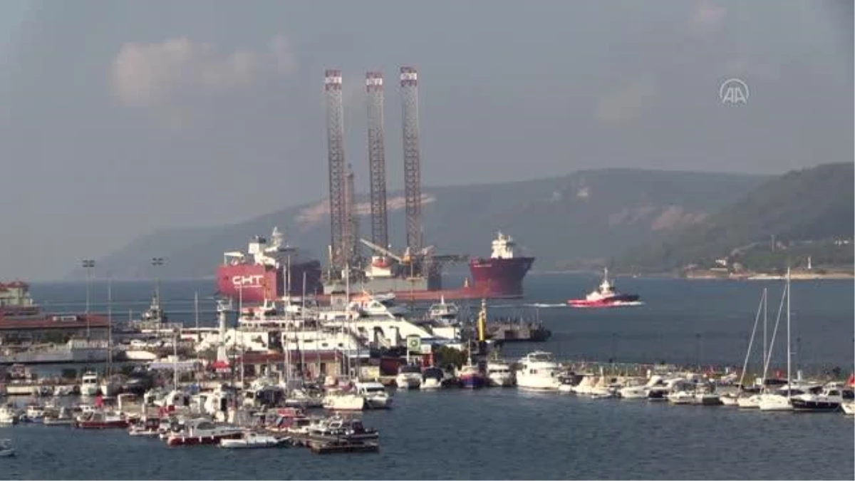 ÇANAKKALE - Dev platform taşıyan gemi Çanakkale Boğazı\'ndan geçişine başladı